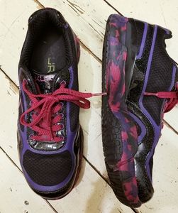 GUC Kuru Carrera sneaker.  Size 9